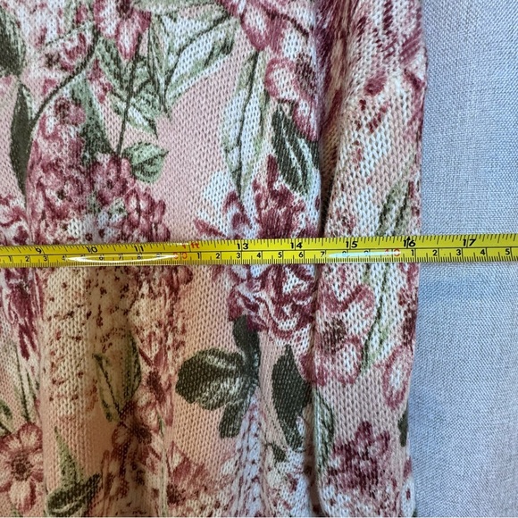 Show Me Your MuMu Bonfire Sweater
Hydrangea Blooms Floral
Knit Size Small - Picture 9 of 16